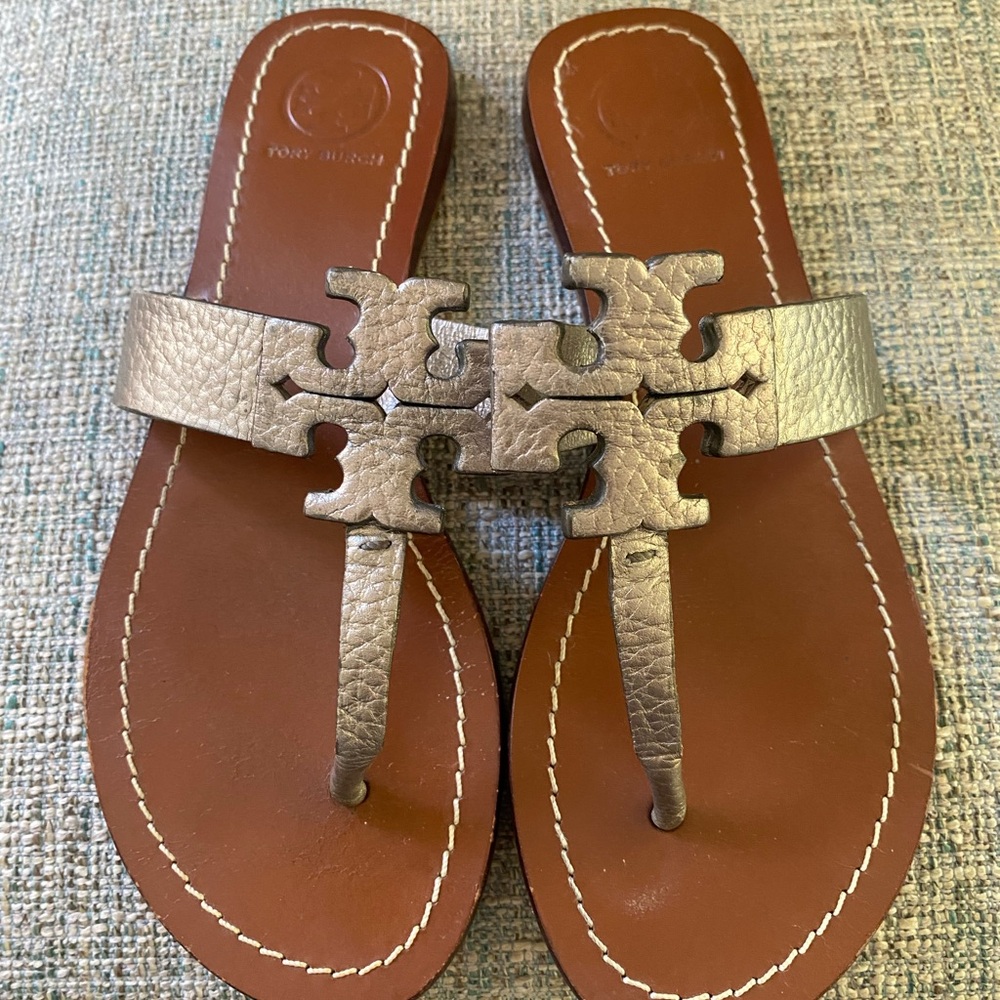 Tory Burch Moore Silver Metallic T Strap Sandal Size 6M *Excellent Condition*